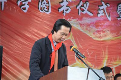 2014施忠旗董事长参加企业家向三山中学捐书活动